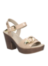Sandalia beige de charol para mujer con taco bloque de 9.5 cm, ideal para el verano.