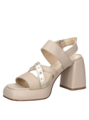 Sandalia de cuero beige con detalles metálicos, tacón estable y correas ajustables, ideal para un ambiente laboral no formal.