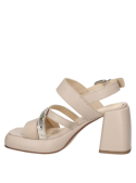 Sandalia de cuero beige con diseño moderno y sofisticado, adecuada para combinar con vestidos veraniegos o faldas midi.