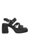 Calzado de cuero negro con detalles metálicos, perfecto para ocasiones semiformales y estilo sofisticado.