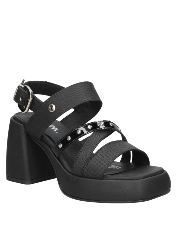 Sandalia negra de cuero para mujer con tacón cuadrado y correas anchas con hebilla, ideal para un look elegante.