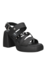 Sandalia negra de cuero para mujer con tacón cuadrado y correas anchas con hebilla, ideal para un look elegante.