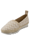 Alpargata de mujer en color beige, estilo boho-chic, con detalle en cuero y suela de plataforma, perfecta para paseos.
