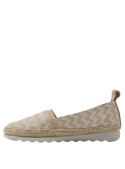 Calzado casual beige de mujer con diseño de espiga y suela trenzada, ideal para combinar con jeans o vestidos.