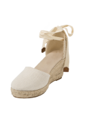 Alpargata textil beige con cuña y suela de yute, perfecta para paseos por la ciudad o reuniones casuales al aire libre.