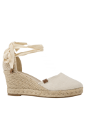 Calzado de verano con suela de yute y estructura textil, perfecto para combinar con vestidos largos o jeans relajados.