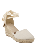 Alpargata beige mujer con cuña, diseño clásico y cintas al tobillo, ideal para estilo boho-chic.