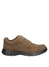 Calzado casual de cuero gamuzado café, estilo vibrante y moderno, perfecto para hombres.