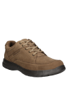 Zapato de cuero gamuzado café con forro textil, diseño resistente y cómodo para hombres.