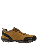 Zapatilla camel de cuero gamuzado para hombre, estilo outdoor, resistente y con ajuste firme para aventuras urbanas.