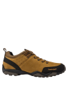 Zapatilla camel de cuero gamuzado para hombre, estilo outdoor, resistente y con ajuste firme para aventuras urbanas.