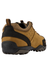 calzado outdoor de cuero gamuzado camel con cordones multicolores que contrastan, combinable con jeans y chaquetas casuales.