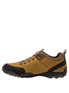zapatilla camel para hombre con costuras marcadas y detalles en ojales metálicos, perfecta para caminatas y uso urbano.