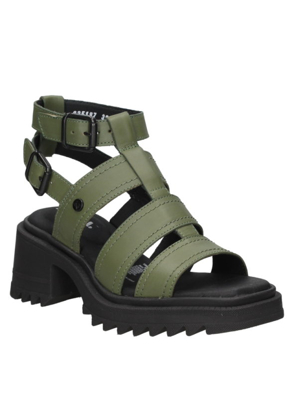 Sandalia de mujer nude de cuero, diseño moderno con correas horizontales y hebillas dobles, ideal para estilo urbano.