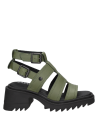 Sandalia verde de cuero con plataforma y detalles modernos, ideal para combinar con vestimenta relajada.