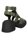 Sandalia casual de cuero verde con estructura geométrica, adecuada para caminar y eventos al aire libre.