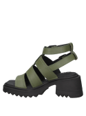 Calzado de cuero verde con diseño chunky, plataforma robusta y suela dentada, perfecto para salidas informales.