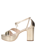 Sandalia dorada de cuero para mujer con tiras anchas al frente, diseño elegante y amarre al tobillo sofisticado.