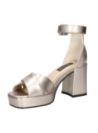 Sandalia de charol color oro, diseño moderno y elegante, con tacón cuadrado y hebilla en tobillo, perfecta para verano.