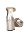Sandalia de charol dorado, tacón cuadrado y diseño minimalista, adecuada para cenas y eventos sociales sofisticados.