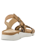 Sandalia femenina en cuero camel, ideal para un look casual chic, con detalles de estampado animal y hebillas metálicas.