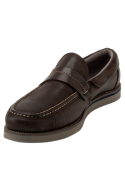 Mocasín de cuero marrón, estilo atemporal para hombre, adecuado para contextos urbanos y eventos sociales casuales.