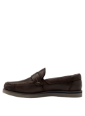 Zapato casual marrón tipo mocasín para hombre, perfecto para reuniones informales o almuerzos de negocios.
