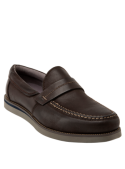 Mocasín marrón sin cordones de cuero para hombre, estilo clásico, ideal para eventos semi-formales e informales.