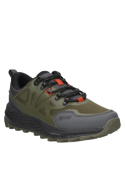 zapatilla verde de hombre para trail running, adecuada para trekking, caminatas y paseos urbanos, con un toque dinámico.
