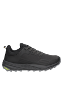 Zapatilla negra de trail running para hombre, con costuras y patrones moldeados que ofrecen un aire técnico y moderno.