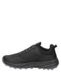 Zapatilla negra de trail running para hombre, con cordones gruesos que aportan un toque deportivo y diseño funcional.