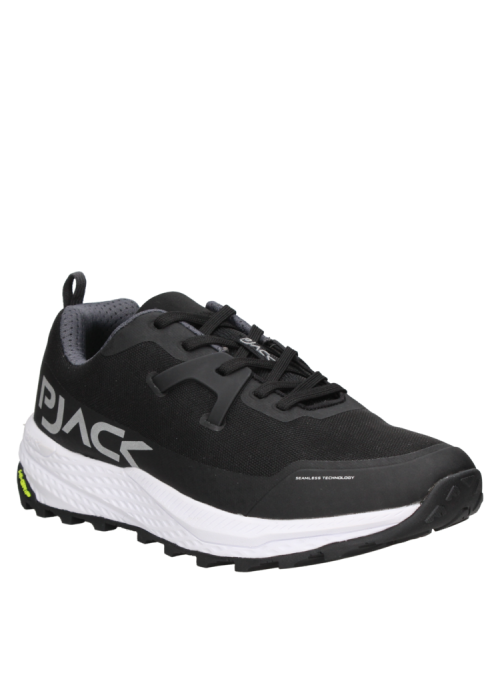 Zapatilla masculina de trail running en negro, mezcla de materiales sintéticos y textiles, look polivalente y dinámico.