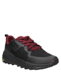 zapatilla negra de trail running para hombre, diseño moderno y funcional, combinable con jeans o ropa deportiva.