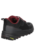 zapatilla negra de trail running para hombre con refuerzos laterales que mejoran estabilidad y durabilidad en exteriores.