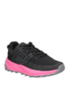 zapatilla magenta de trail running para mujer, adecuada para deporte, gimnasio o salidas casuales, resistente y versátil.