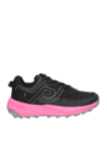 zapatilla magenta de trail running para mujer que se adapta a la tendencia athleisure, combinando moda deportiva y casual.