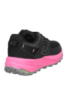zapatilla magenta de trail running para mujer con refuerzos en ojales y puntera, ofreciendo mayor durabilidad.