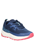 Calzado trail running azul para mujer, diseño moderno y funcional, versátil para combinar con atuendos casuales.
