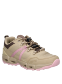 Zapatilla beige de trail running para mujer, diseñada para excursiones y uso diario, con líneas diagonales decorativas.
