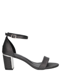 Sandalia negra elegante con detalles sutiles, ideal para eventos semiformales o formales como cenas o fiestas.