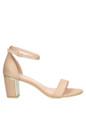Sandalia elegante nude, cierre seguro al tobillo, ideal para traje formal con sofisticación.