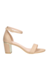 Sandalia elegante nude, cierre seguro al tobillo, ideal para traje formal con sofisticación.