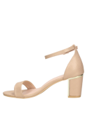 Calzado femenino color nude con tacón geométrico medio, perfecto para combinar con vestidos o faldas midi en cenas elegantes.