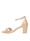 Calzado femenino color nude con tacón geométrico medio, perfecto para combinar con vestidos o faldas midi en cenas elegantes.