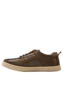 zapatilla de cuero café para hombre, estilo urbano casual, destaca por su diseño moderno y detalles decorativos.