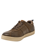 zapatilla athleisure café para hombre, cuero dominante, perfecta para combinar con jeans o chinos en entornos informales.