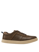 zapatilla de cuero café para hombre, estilo casual, combina elegancia y resistencia con detalles de costuras en contraste.