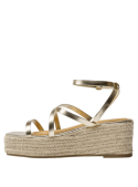 Sandalia de plataforma dorada en cuero, diseño náutico con tiras finas y cierre de hebilla para un look veraniego.