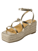Sandalia casual de cuero oro con tiras cruzadas y hebilla, perfecta para primavera-verano y ocasiones informales.