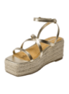 Sandalia casual de cuero oro con tiras cruzadas y hebilla, perfecta para primavera-verano y ocasiones informales.